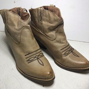 Very volatile booties beige western Sz 6